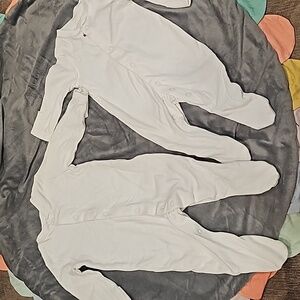 F Bundle of 2 unisex 0-3 Months, white, button up, footed, mittens